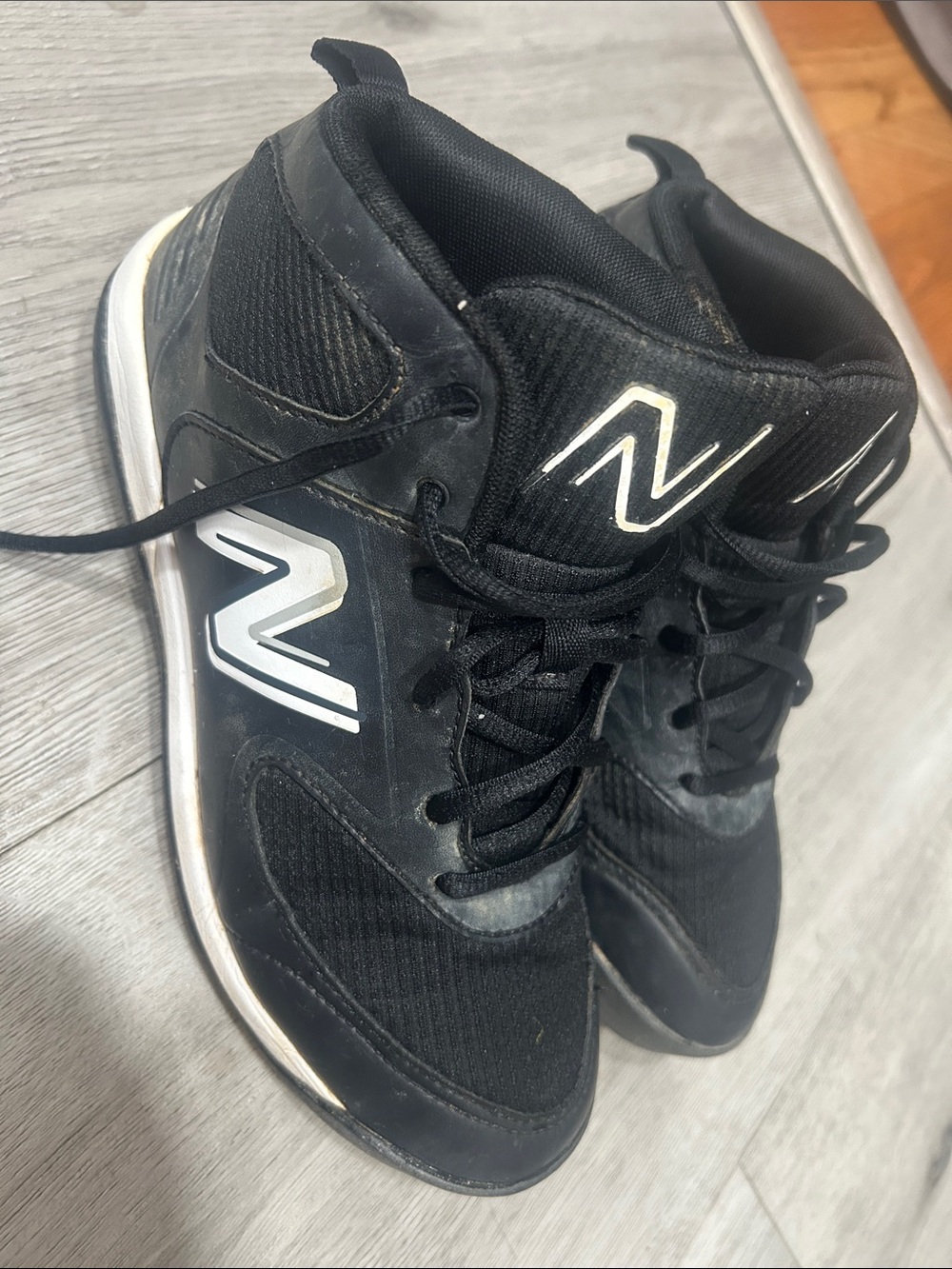 New Balance 3000v6 Black/White Youth Molded Cleats sz 5Y Retail 88$